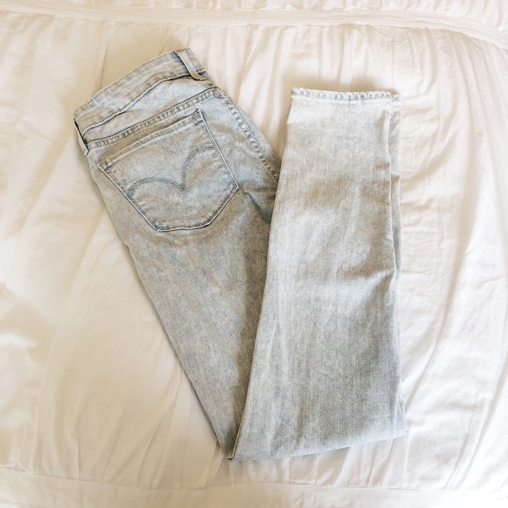 Light wash skinny jeans